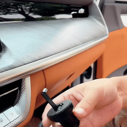 Smart Magnetic Wireless Car Charger™ – Auto Lock, Fast 15W Charging